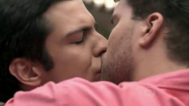 Novela brasileira promove primeiro beijo gay da TV cubana e é elogiada pela crítica do país