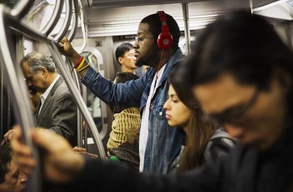 Streaming de música supera vendas físicas pela primeira vez