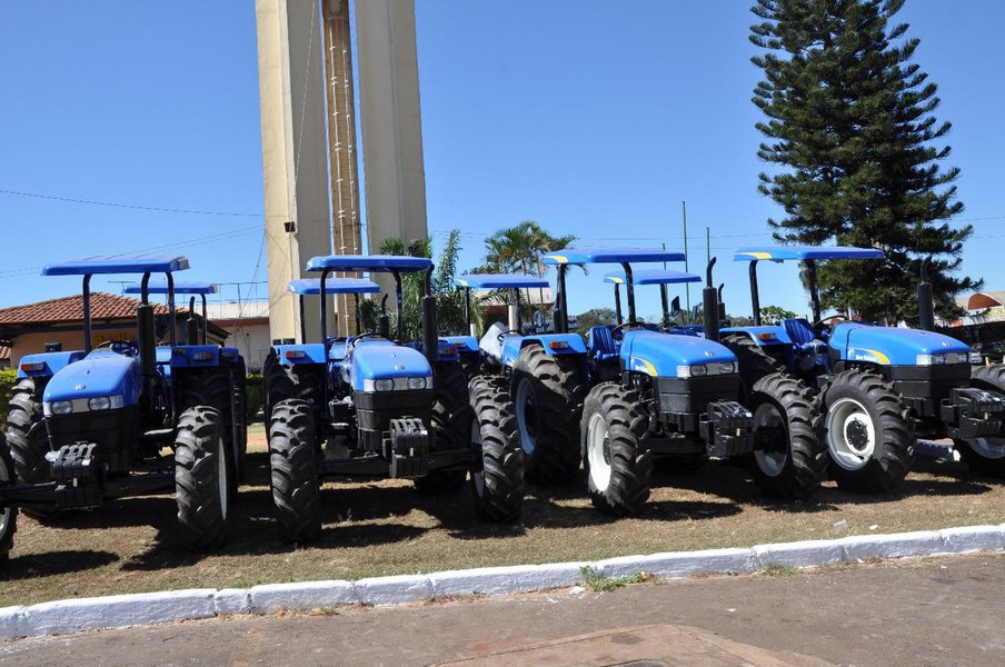 Incra emperra entrega de tratores a 29 cidades goianas