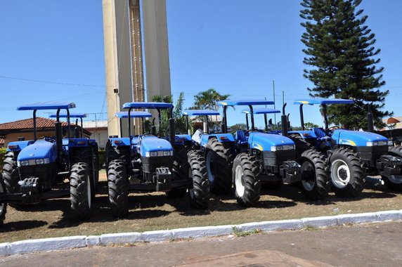 Incra emperra entrega de tratores a 29 cidades goianas