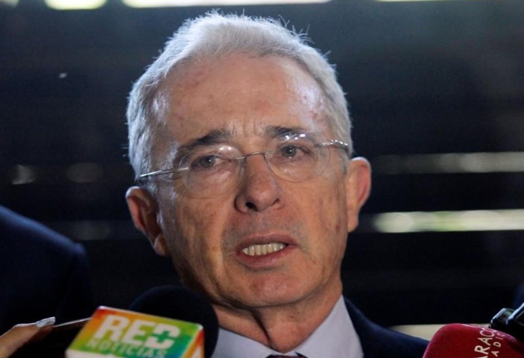 Uribe desiste de renunciar ao Senado em meio a investigação sobre suborno