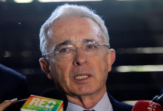 Uribe desiste de renunciar ao Senado em meio a investigação sobre suborno