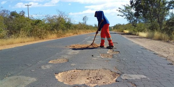 Motoristas tapam buracos de BR abandonada por Temer