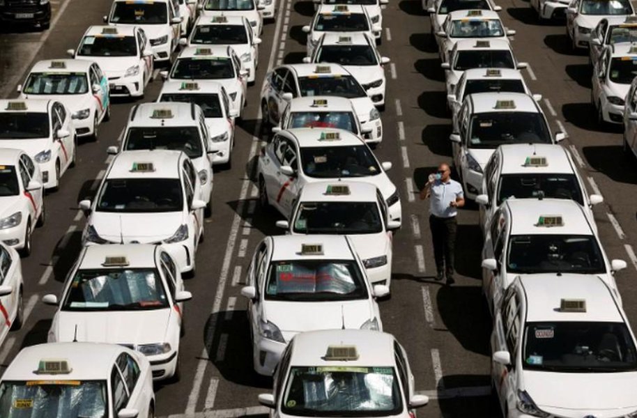 Greve de taxistas contra Uber e Cabify gera caos em cidades na Espanha