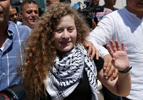 Adolescente ícone da resistência palestina deixa a prisão