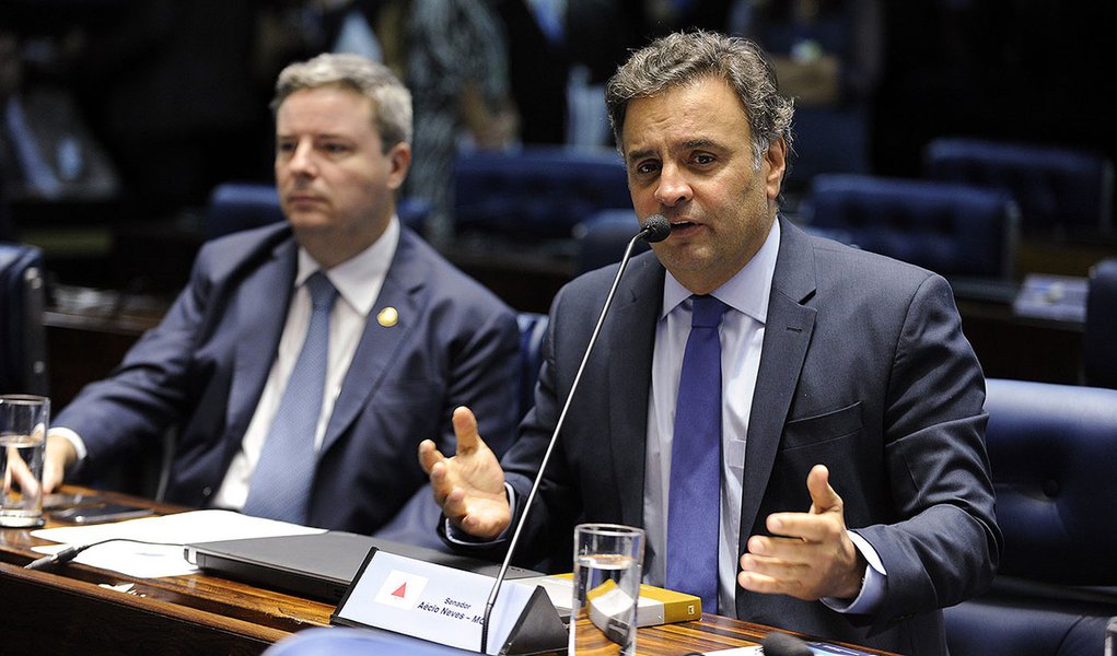 Aécio se esconde e não vai à convenção de Anastasia
