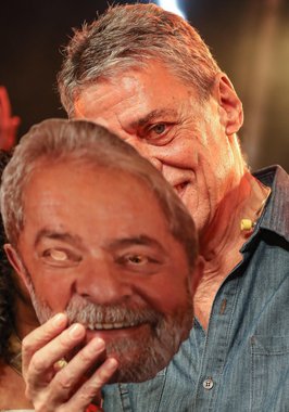 Música e poesia são as armas para lutar pela liberdade de Lula