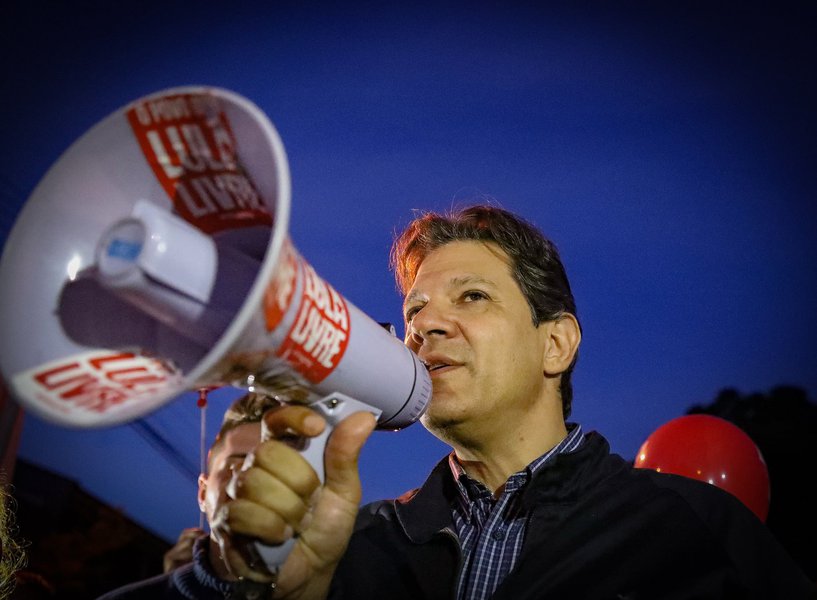 Exército e SNI espionaram Haddad no movimento estudantil