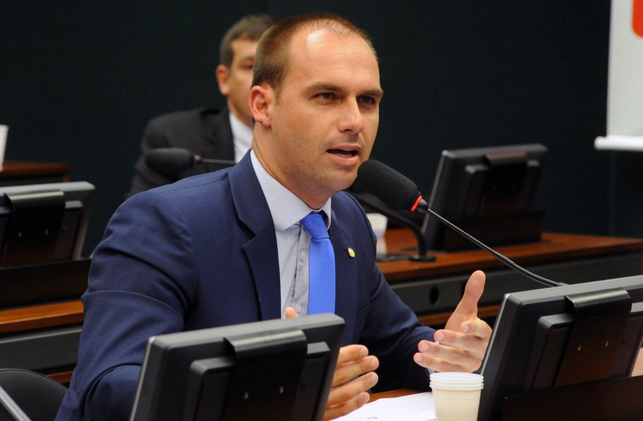 Eduardo Bolsonaro vai a evento com passagens aéreas pagas pela Câmara