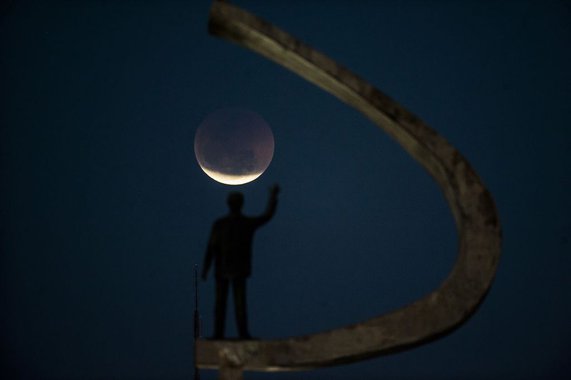 'Lua de sangue' encanta observadores no maior eclipse lunar do século 21
