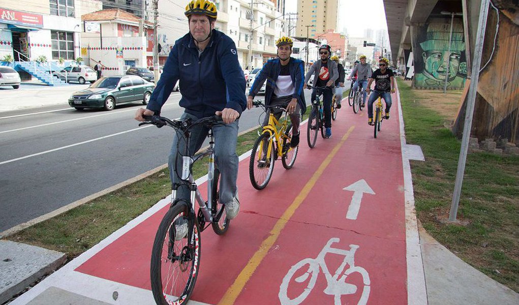 Multa para motorista que invade ciclovias despenca em São Paulo