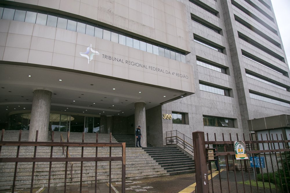 Vice do TRF4 cancela remessa dos autos do triplex para STJ