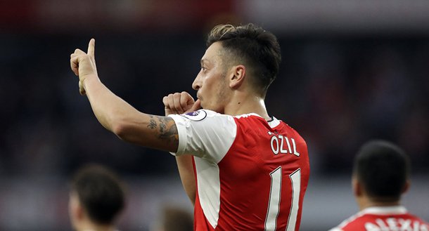 Federação Alemã de Futebol nega racismo e cobra explicações de Özil