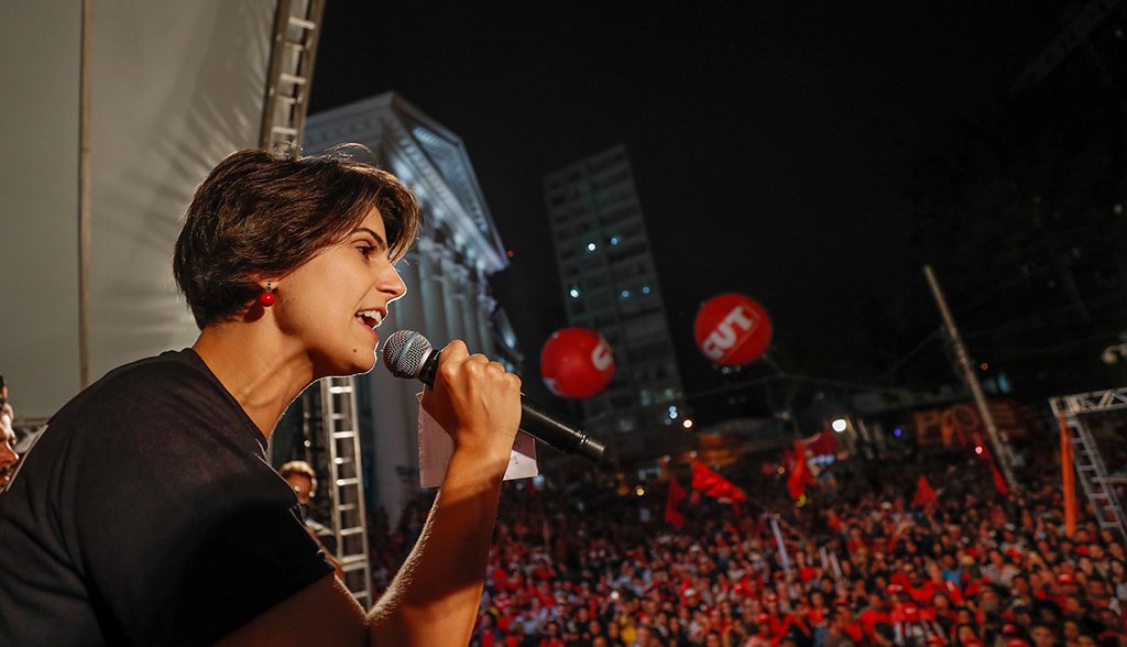 “O estado só é grande para os bancos, para os ricos”, critica Manuela