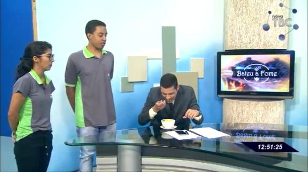 Apresentador da Nova TBC surpreende e almoça na bancada