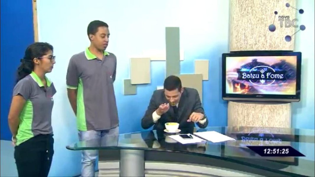 Apresentador da Nova TBC surpreende e almoça na bancada