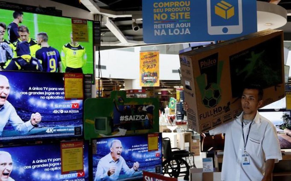 Via Varejo vê margem melhor no 3º tri com venda maior de celulares após TVs na Copa