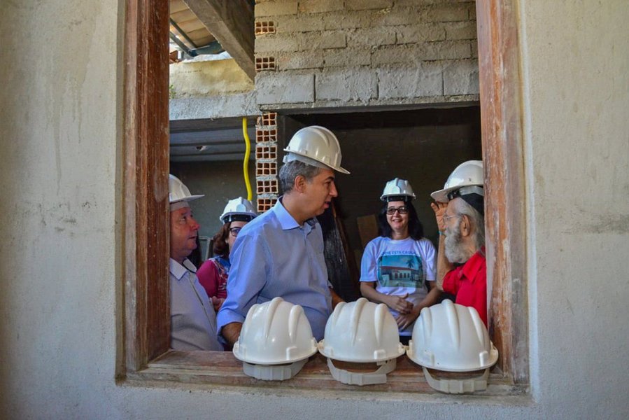 Cidade de Goiás: Eliton vistoria obras em unidade de saúde