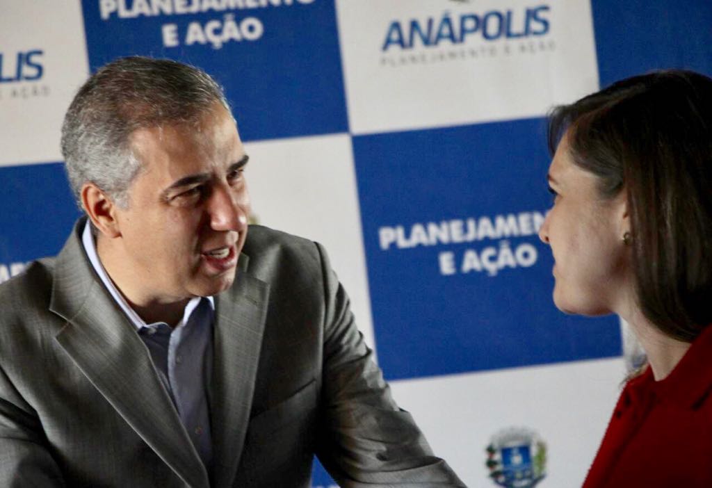 Eliton assina carta de regularização fundiária do Daia