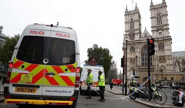 Van atropela pedestres em Londres e caso é tratado como terrorismo