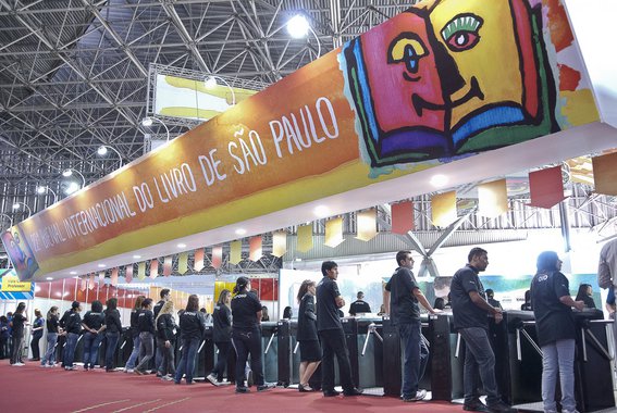 Bienal do Livro aproxima autores do público com bate papos