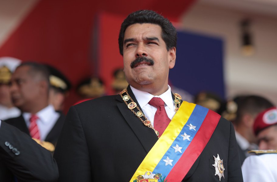 Maduro acusa ex-presidente da Colômbia de ordenar atentado