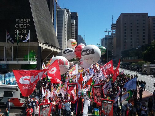 Metalúrgicos paralisam fábricas no Dia do Basta e protestam na Paulista