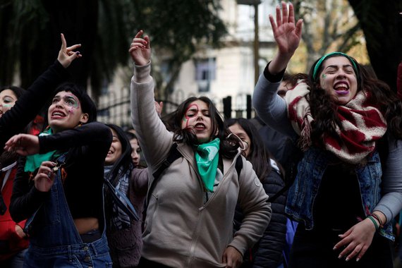 Senado derruba lei do aborto na Argentina