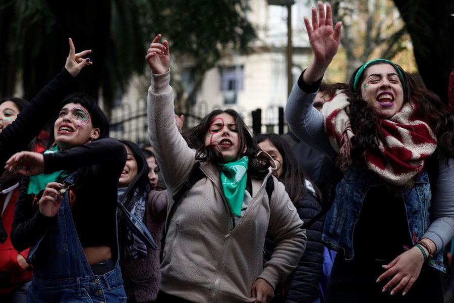 Senado derruba lei do aborto na Argentina
