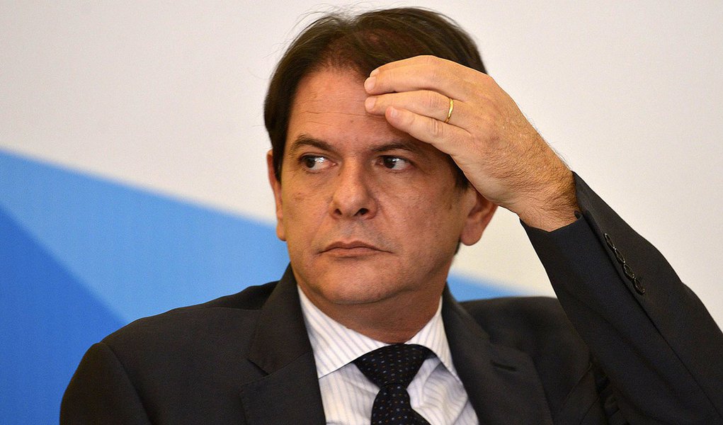 “Não me faça pergunta difícil”, diz Cid sobre apoio a Eunício