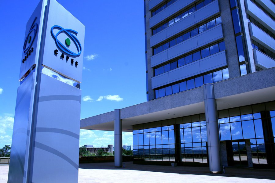 MEC repassa R$ 296 mi para pagamento de bolsas da Capes