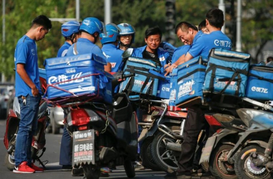 Alibaba vai fundir unidades de entrega de alimentos na China para enfrentar Meituan, dizem fontes