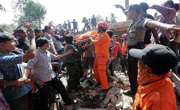 Sobe para 105 o número de mortos por terremoto na Indonésia