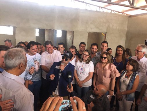 Embaixador do Hospital do Câncer de GO, Zezé di Camargo visita obras da unidade