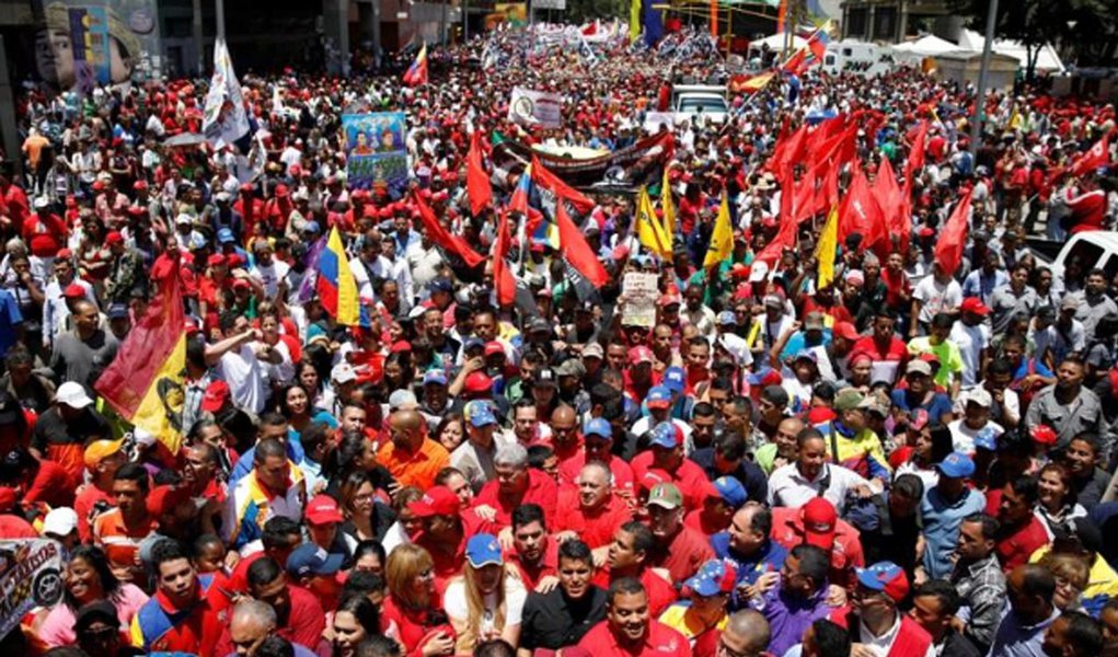 Venezuelanos vão às ruas em apoio a Maduro
