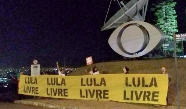 Militantes fazem ato em frente à Band em Minas