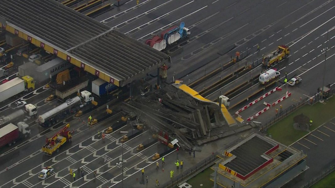 Caminhão derruba parte de pedágio da Rodovia dos Bandeirantes