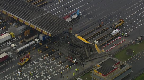 Caminhão derruba parte de pedágio da Rodovia dos Bandeirantes