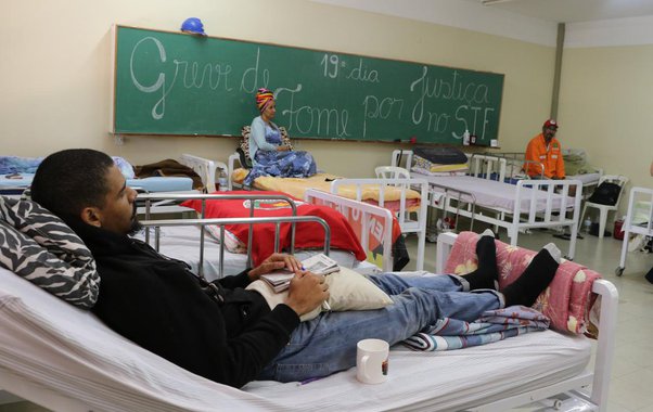 Médico dá assistência 24 horas por dia a grevistas de fome