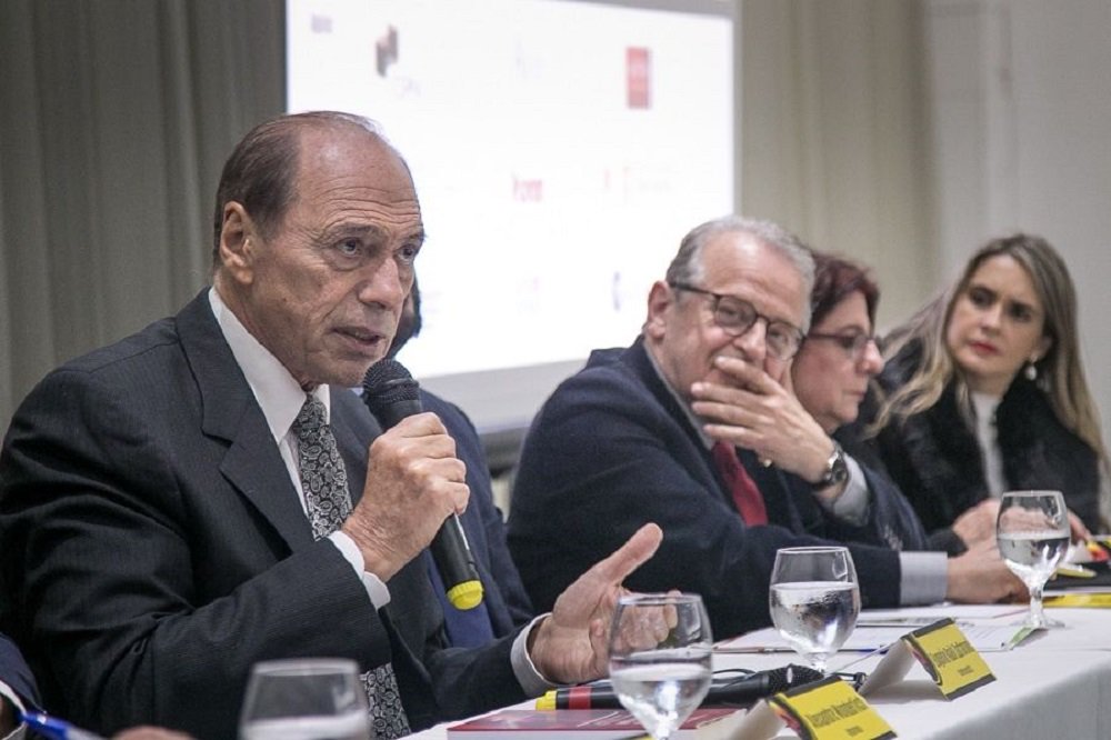 Mídia monopolista incita permanentemente a violência contra os excluídos, diz jurista
