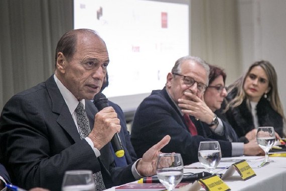 Mídia monopolista incita permanentemente a violência contra os excluídos, diz jurista