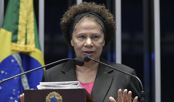 Eleita a 3ª melhor senadora, Regina dedica prêmio às vítimas de feminicídio