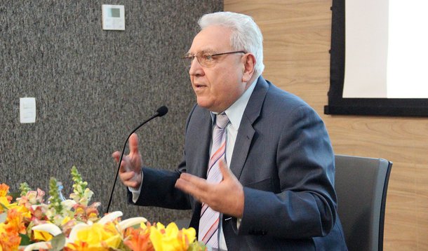 Brasil não se vê como nação e o inimigo passou a ser o pensar diferente, diz professor