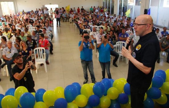 Demóstenes amplia base e caminha para ser um dos mais votados