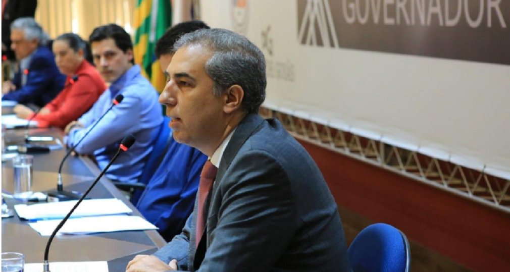 “São quatro candidatos unidos para desconstruir o governo”, diz Eliton em debate