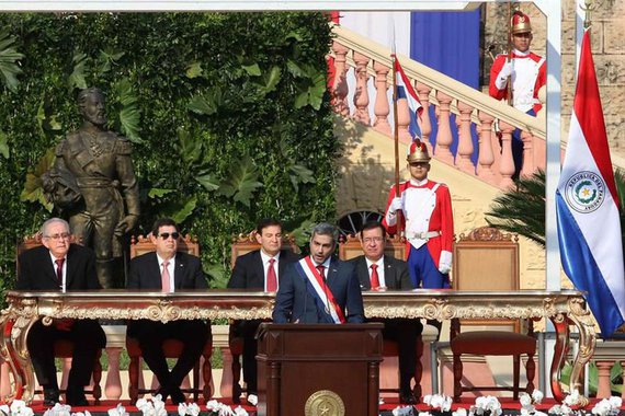 Novo presidente do Paraguai toma posse prometendo reduzir pobreza