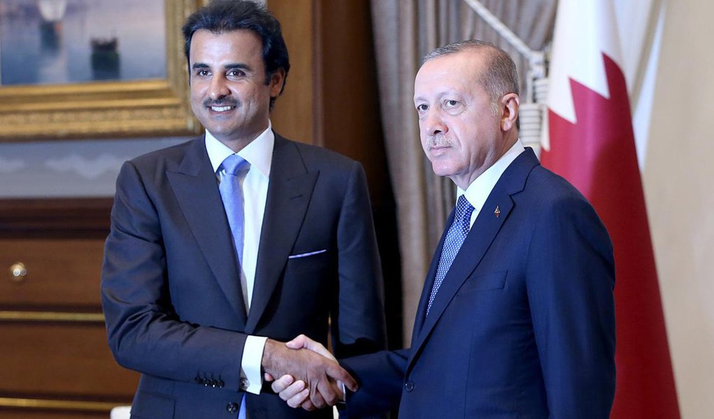 Catar ajuda a Turquia, lira se recupera e EUA descartam retirar tarifas