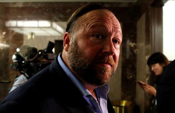 Twitter bane permanentemente o teórico de conspiração Alex Jones