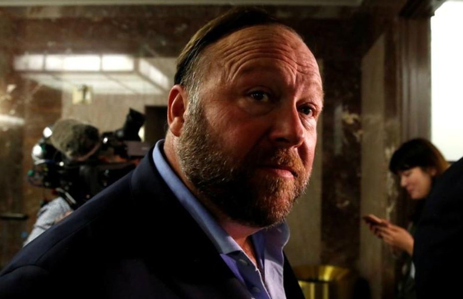 Twitter bane permanentemente o teórico de conspiração Alex Jones