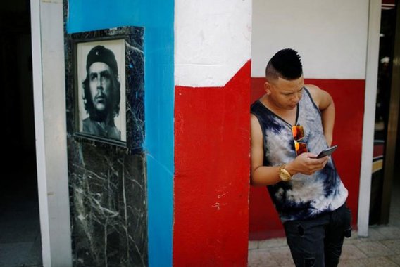 Cubanos celebram expansão da internet para todo o país por um dia